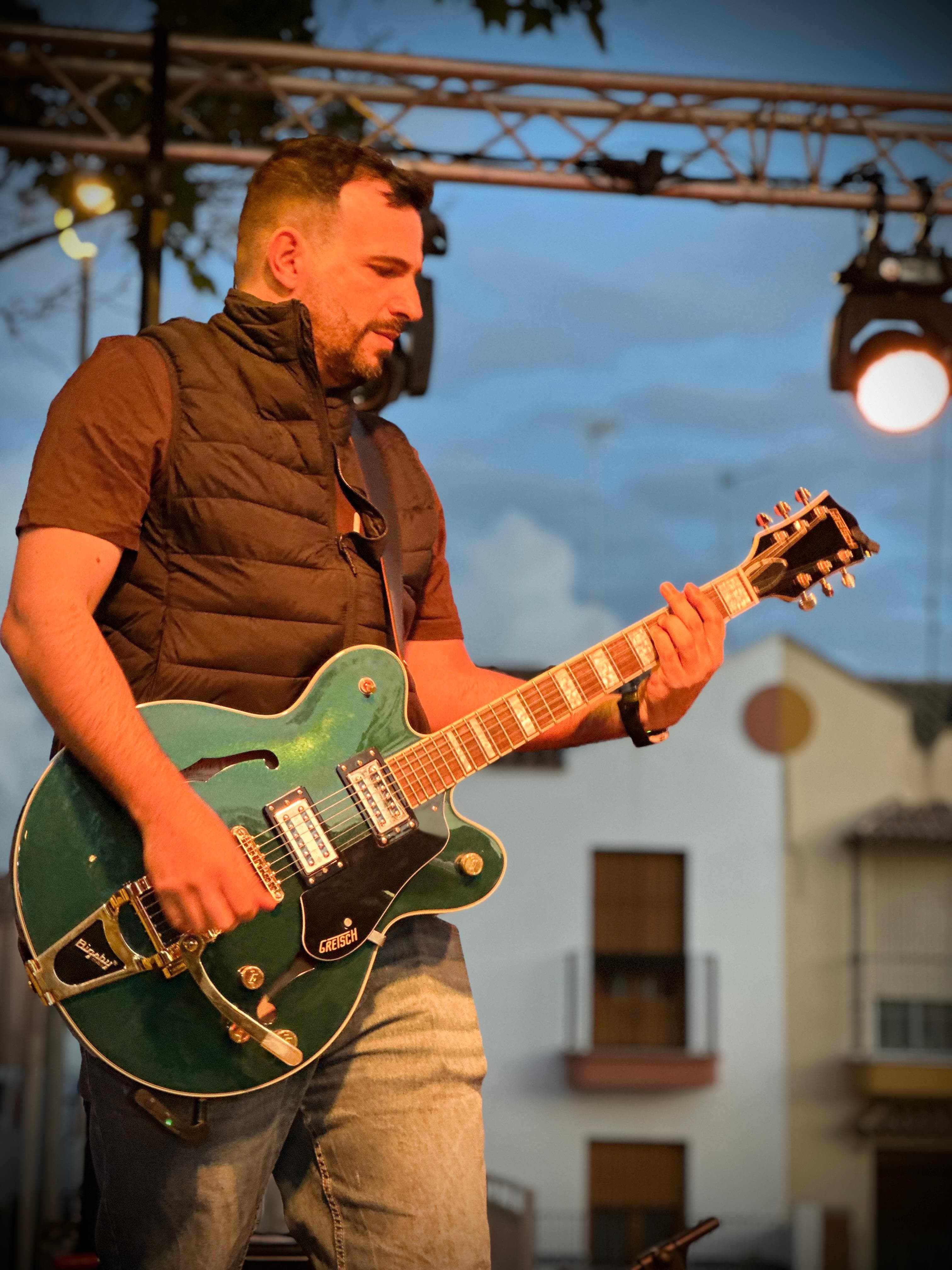 Javier Seiglie en directo con guitarra Gretsch