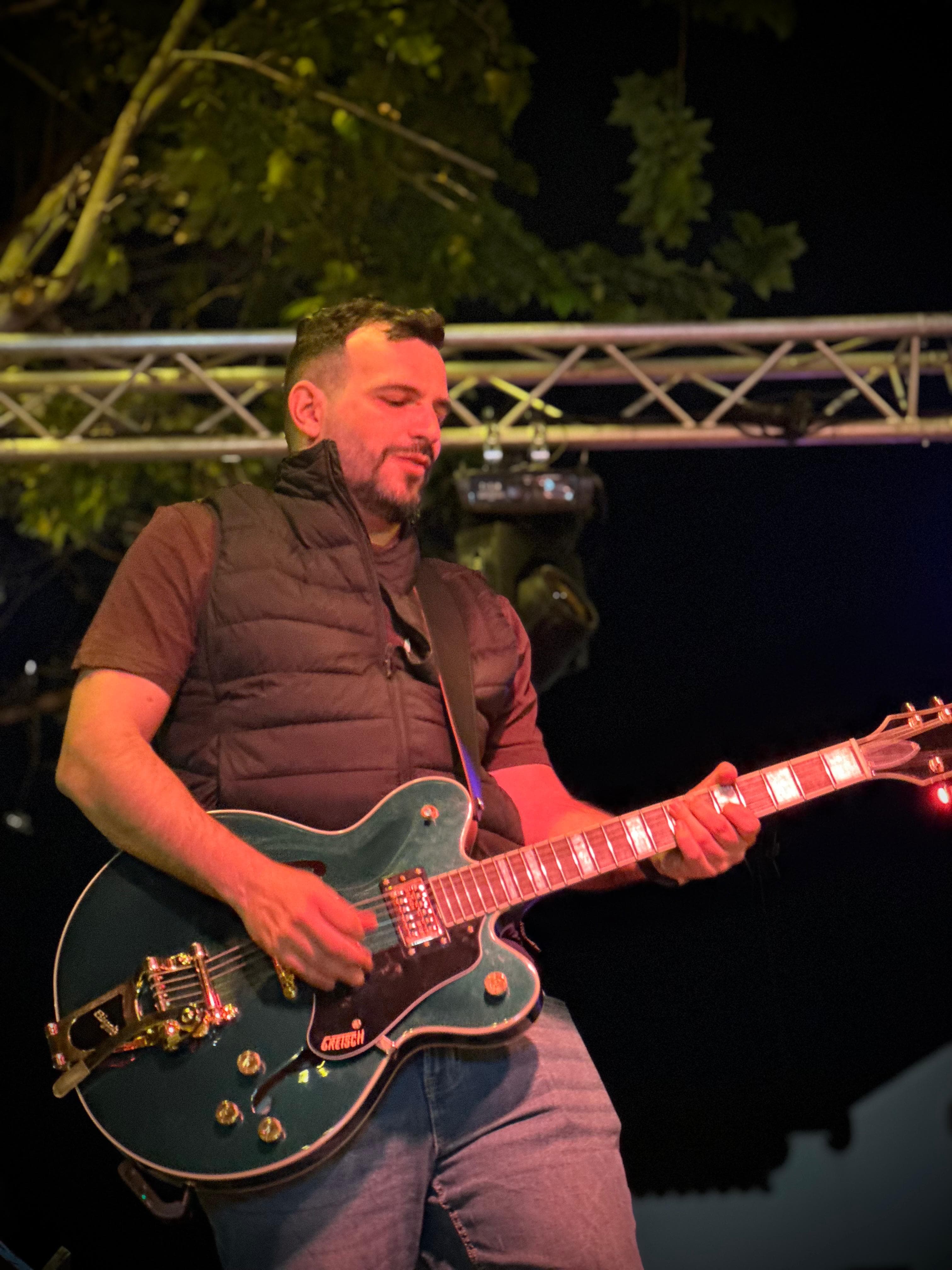 Javier Seiglie bajo la luz del escenario